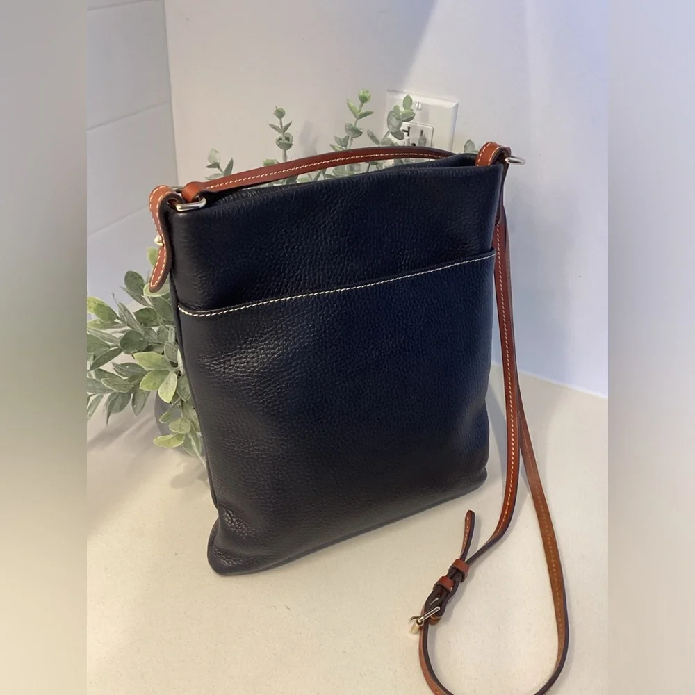 Dooney & Bourke Black Leather Crossbody Bag w Adjustable Strap - Picture 3 of 12